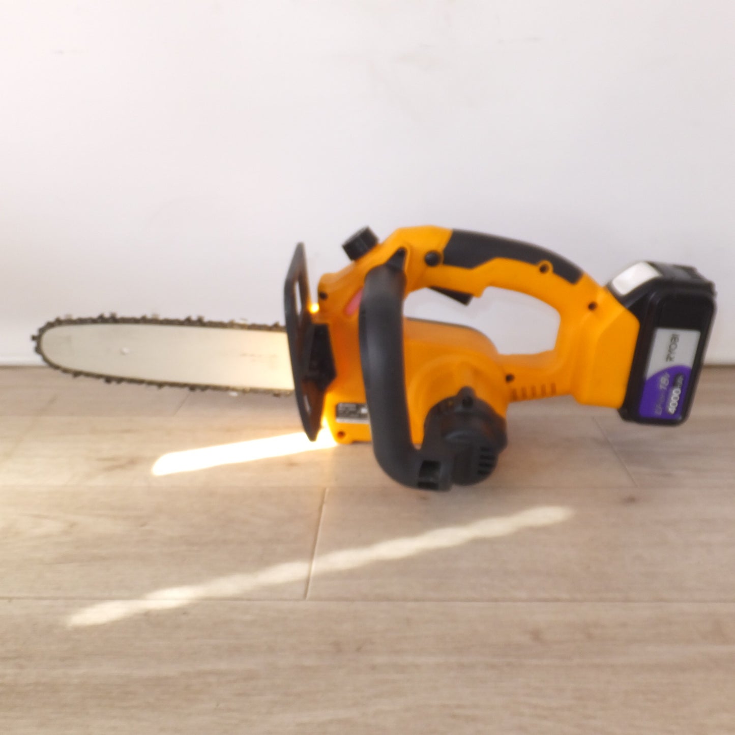 [送料無料] ★京セラ kyocera 充電式チェンソー BCS-1800　電池パック B-1815LA　充電器 UBC-1803L　リョービ 電池パック B-1840L　セット★