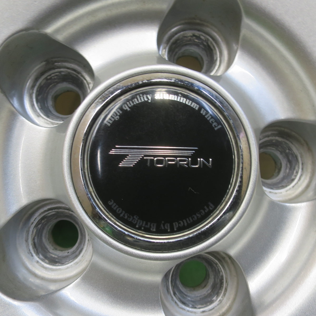 バリ溝！22年！キレイ！9.5分以上◎XV フォレスター 等 225/60R17 スタッドレス ブリヂストン ブリザック VRX3 TOPRUN トップラン 17インチ PCD100/5H◎6093010イス