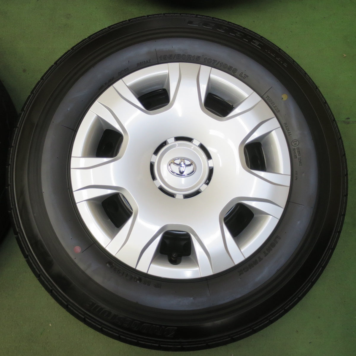 新車外し！26年◎トヨタ 200系 ハイエース 純正 スチール 195/80R15 107/105S ブリヂストン エコピア RD613 15インチ PCD139.7/6H◎6081107IMノ