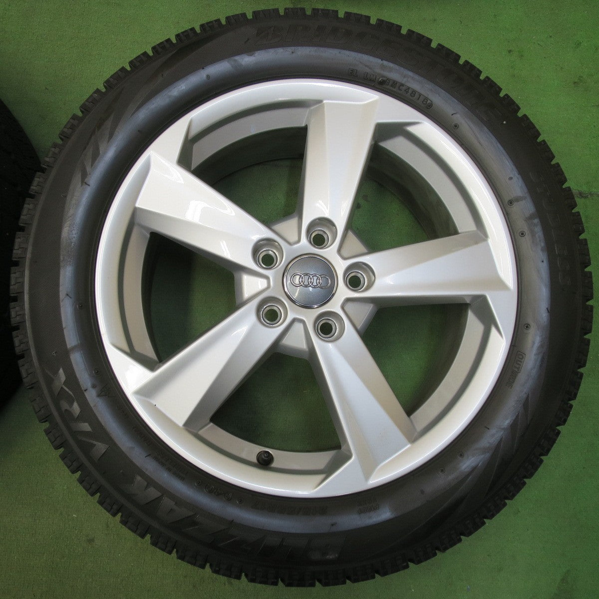 バリ溝！キレイ！9.5分★アウディ Q2 純正 215/55R17 スタッドレス ブリヂストン ブリザック VRX 17インチ PCD112/5H★5111502イス