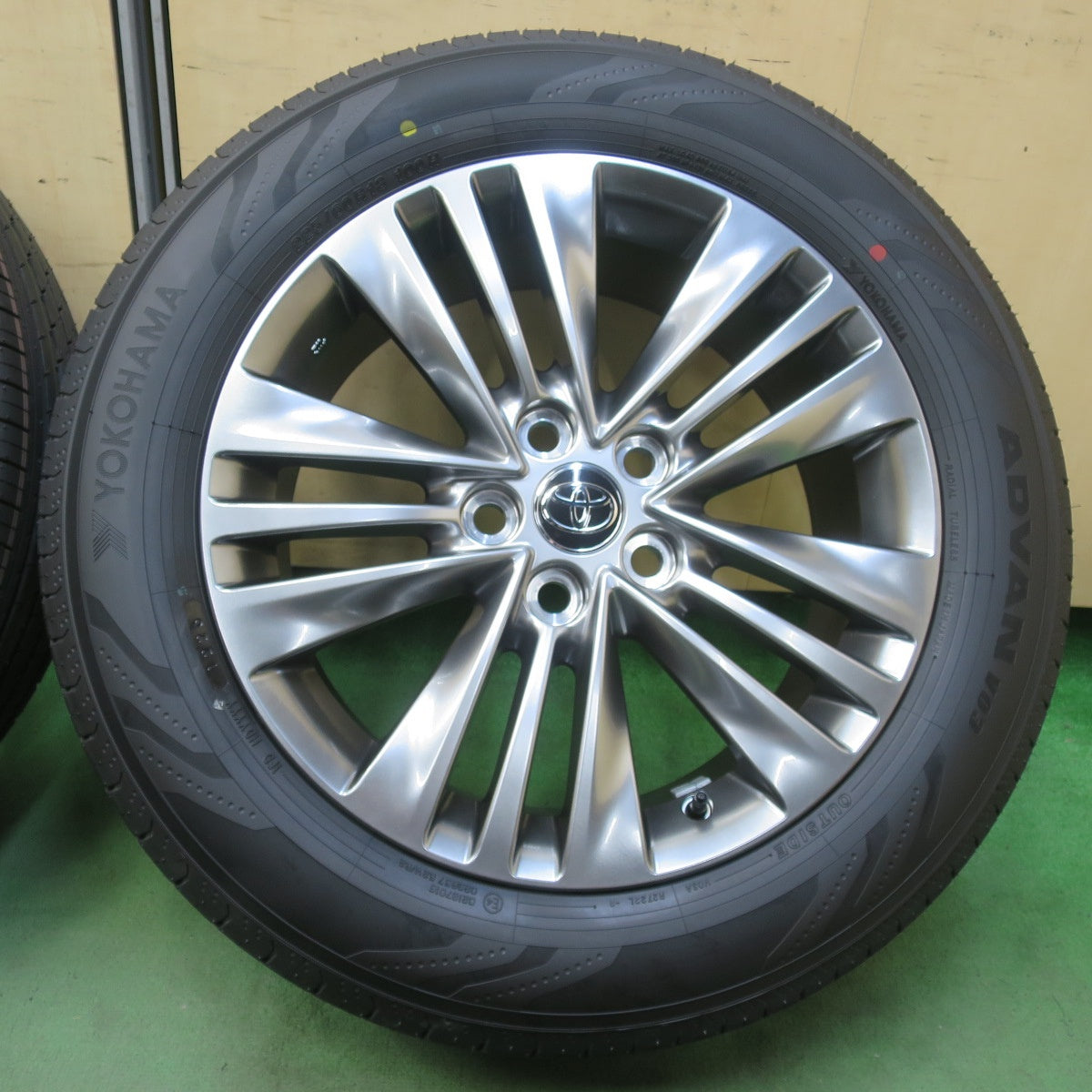 新車外し！26年★トヨタ 40系 アルファード Zグレード 純正 225/60R18 ヨコハマ アドバン V03 18インチ PCD120/5H★6050611イノ