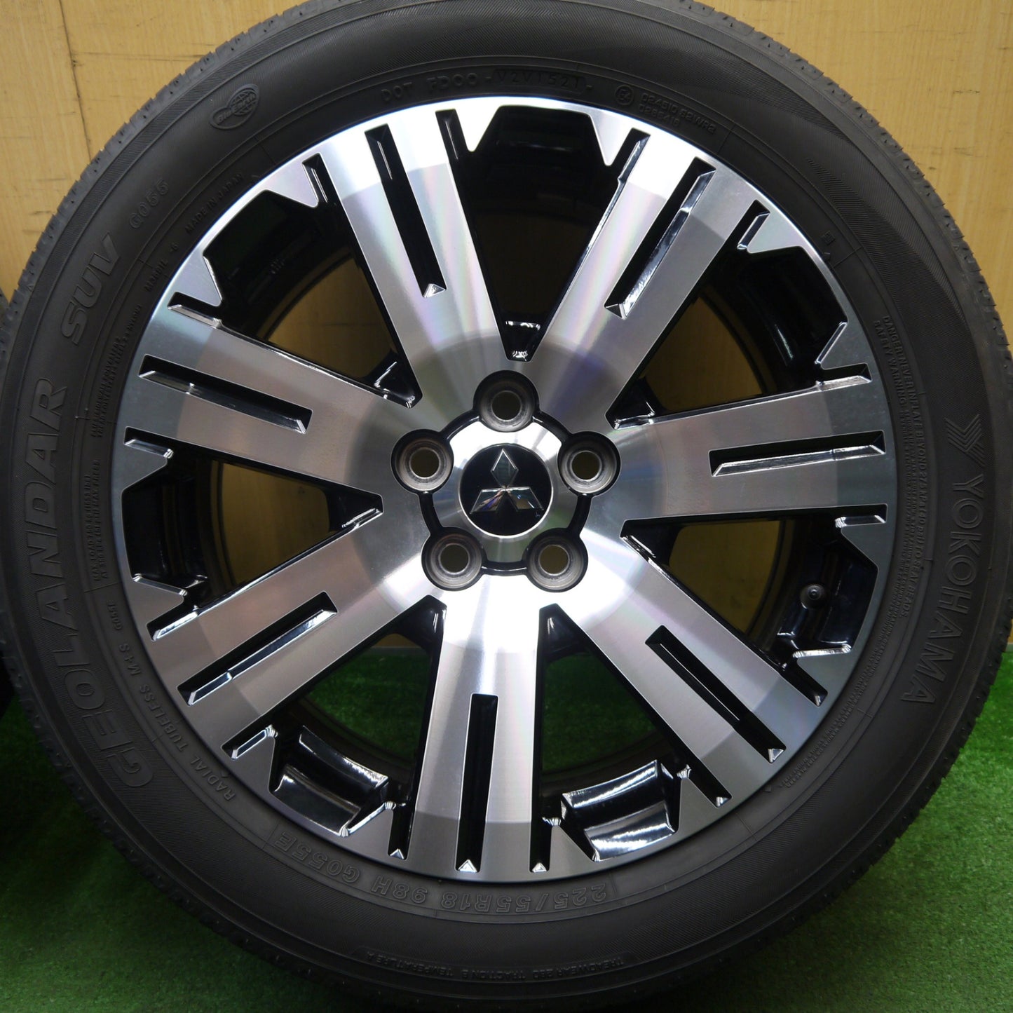 キレイ★三菱 デリカ D:5 純正 225/55R18 ヨコハマ ジオランダー SUV G055 G055E 18インチ D5 PCD114.3/5H★6031001Hノ
