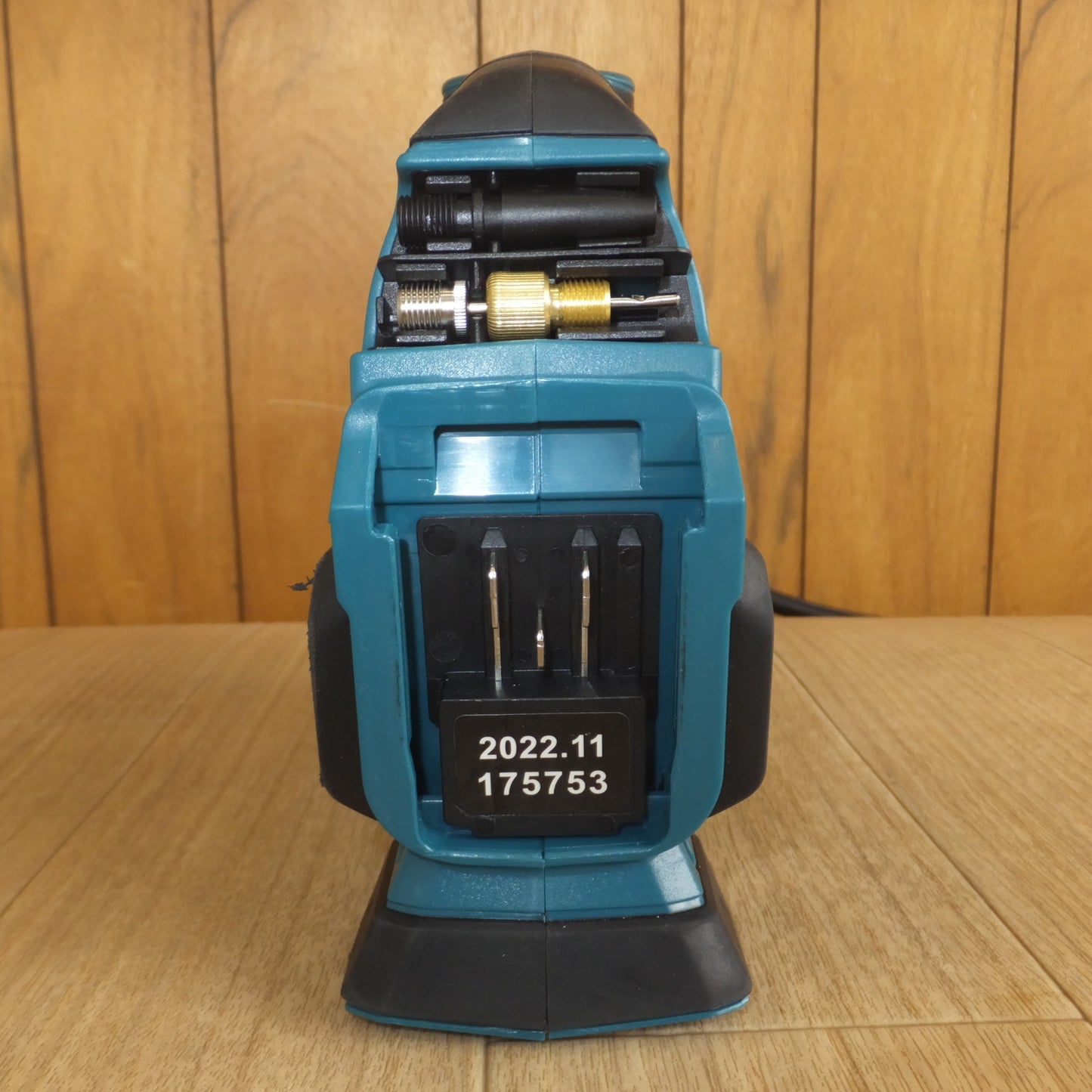 [送料無料] キレイ★マキタ makita 充電式空気入れ MP100D 10.8V 本体のみ★
