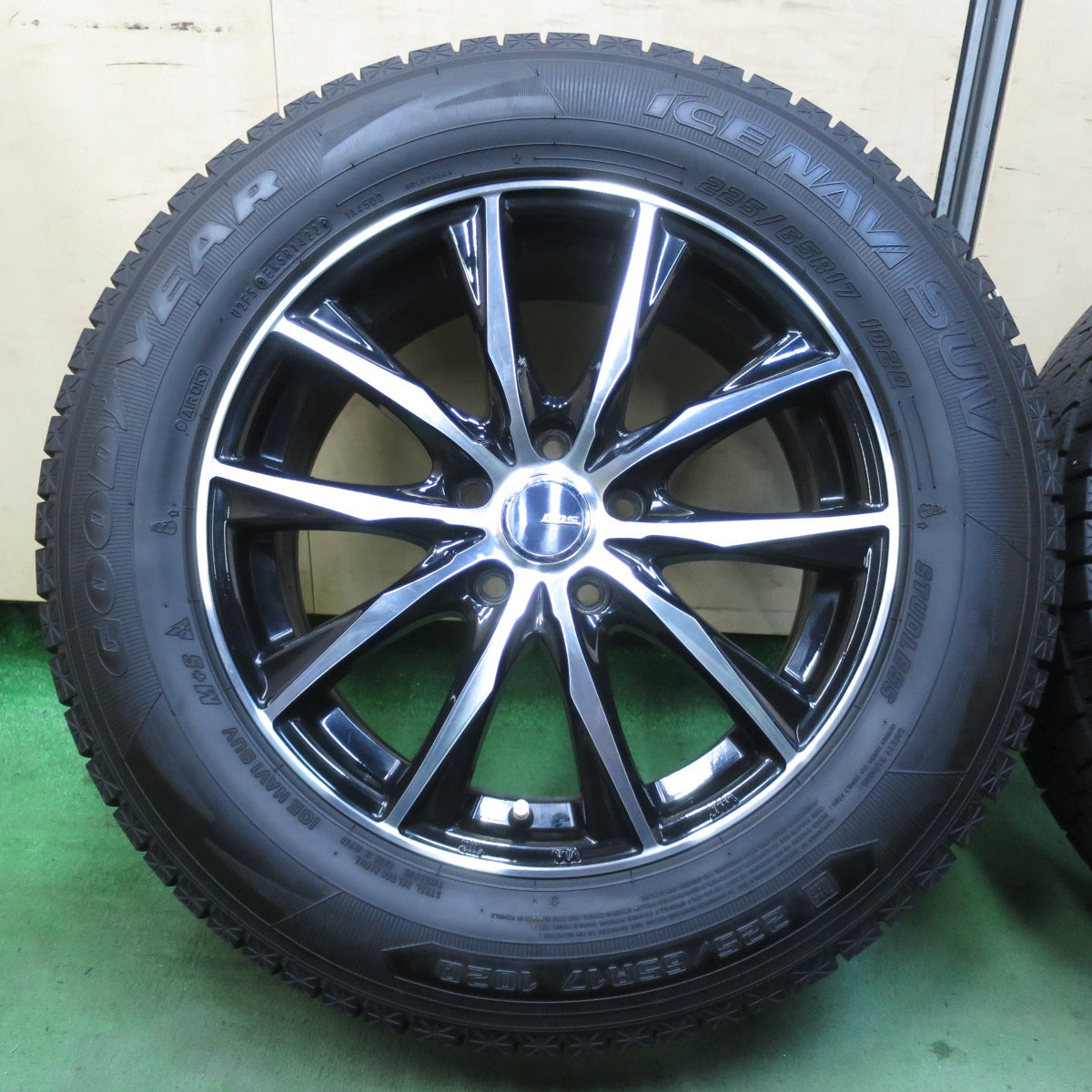 バリ溝！22年！キレイ！9.5分以上★スタッドレス 225/65R17 グッドイヤー アイスナビ SUV D.O.S. DOS 17インチ PCD114.3/5H★5122402イス