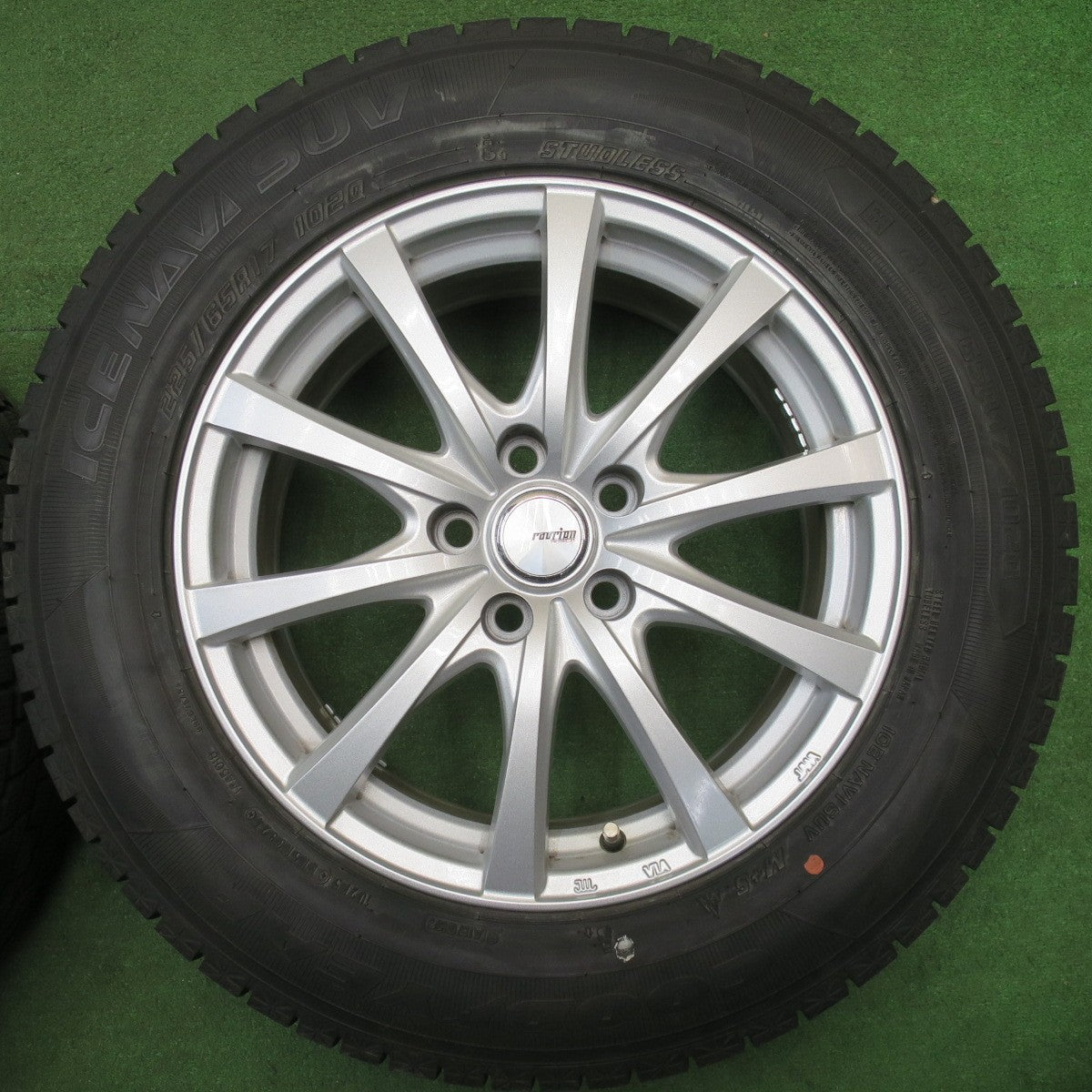 バリ溝！24年！キレイ！9.5分以上★スタッドレス 225/65R17 グッドイヤー アイスナビ SUV ravrion RS01 ラブリオン 17インチ PCD114.3/5H★6021007NJス