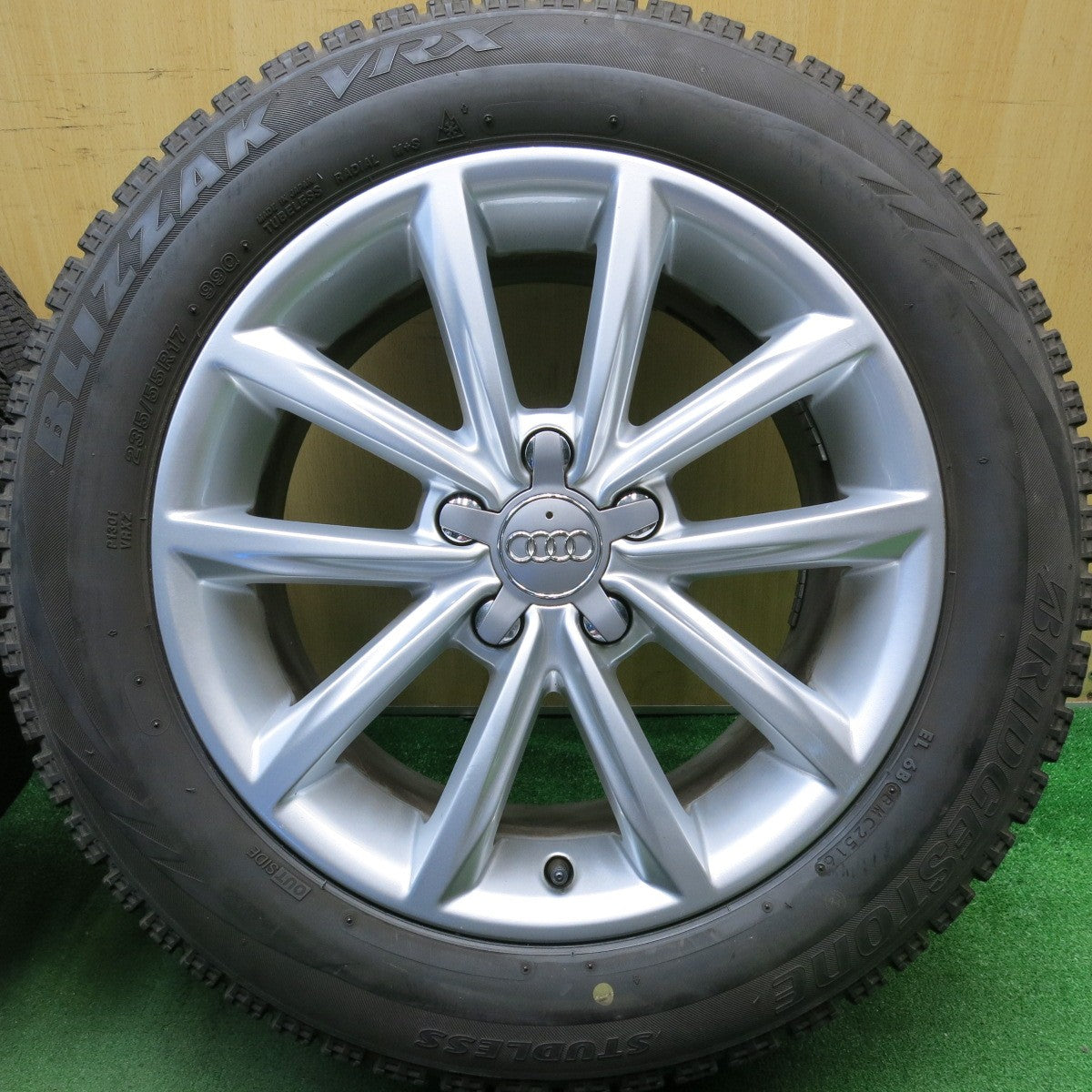 バリ溝！キレイ！9.5分★アウディ TT 8J 純正 235/55R17 スタッドレス ブリヂストン ブリザック VRX 17インチ PCD112/5H★5050501HAス