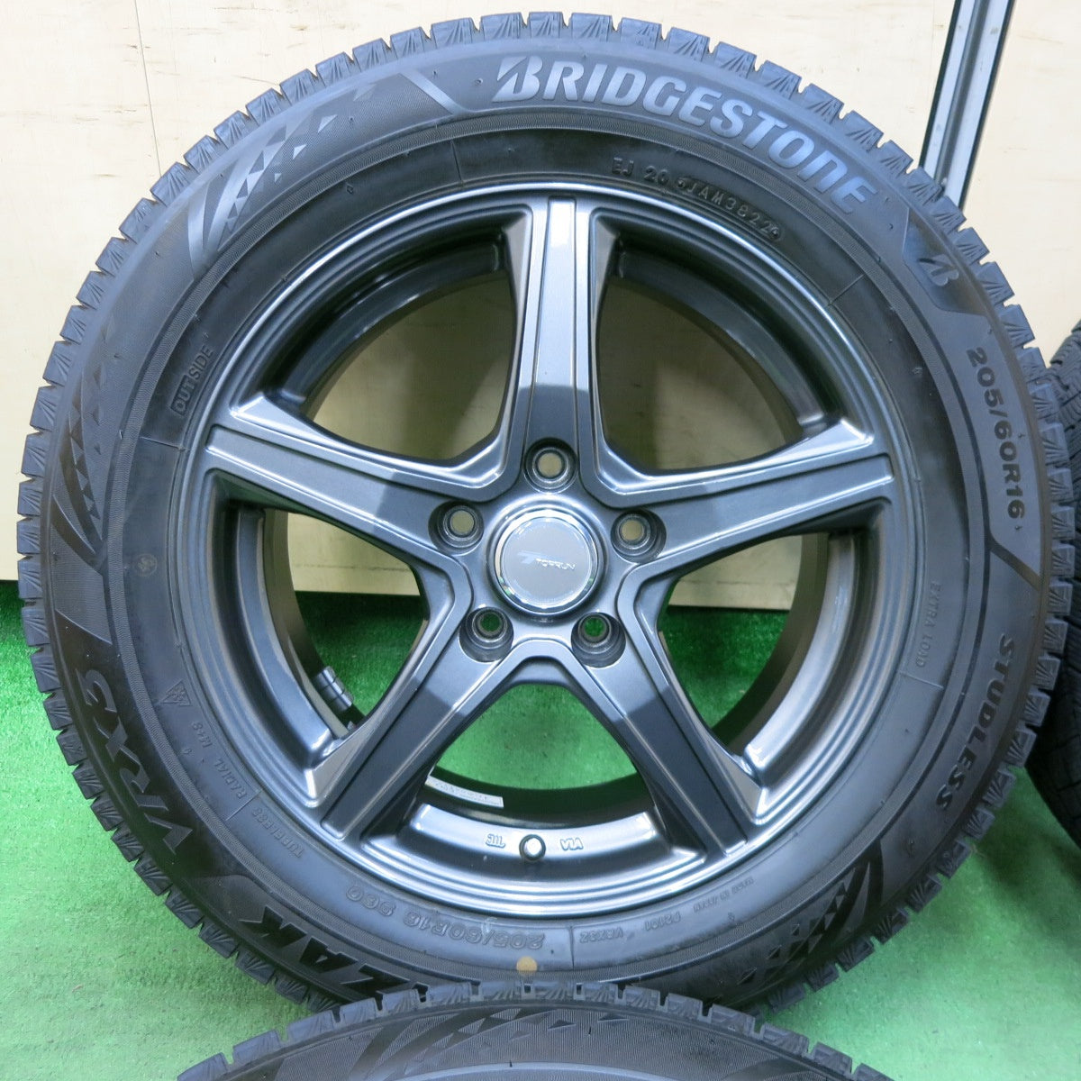 [送料無料] バリ溝！22年！キレイ！9.5分★スタッドレス 205/60R16 ブリヂストン ブリザック VRX3 TOPRUN トップラン 16インチ PCD114.3/5H★4112902SYス