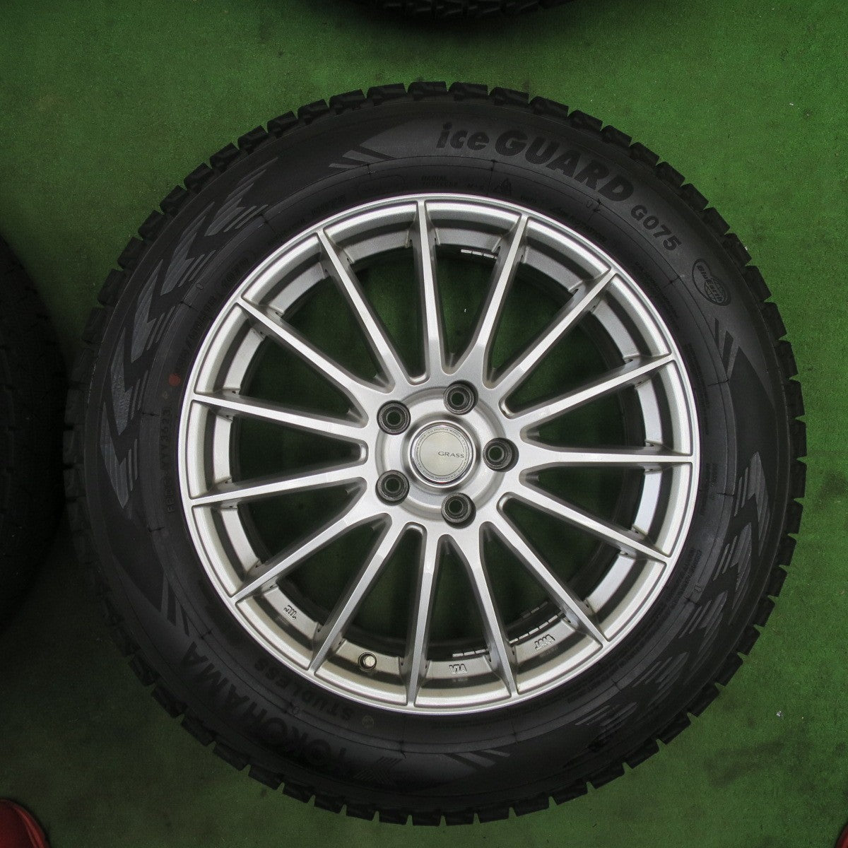 バリ溝！23年！キレイ！9.5分★スタッドレス 235/60R18 ヨコハマ アイスガード G075 GRASS グラス 18インチ PCD114.3/5H★5112210TTス