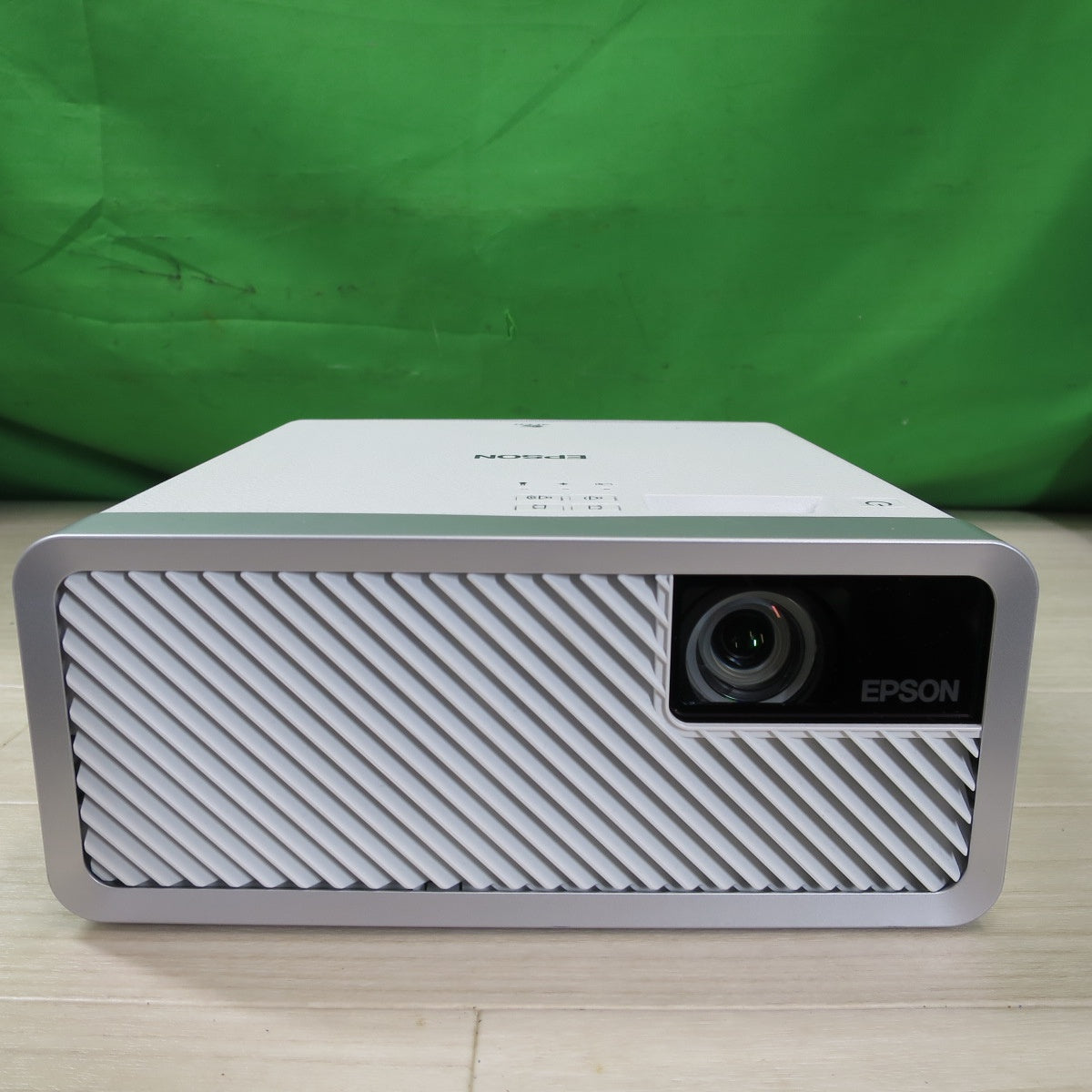 [送料無料] 美品☆エプソン ホーム プロジェクター EF-100W ランプ稼働時間 21時間 外箱 コード リモコン 付き ホワイト エプソン☆
