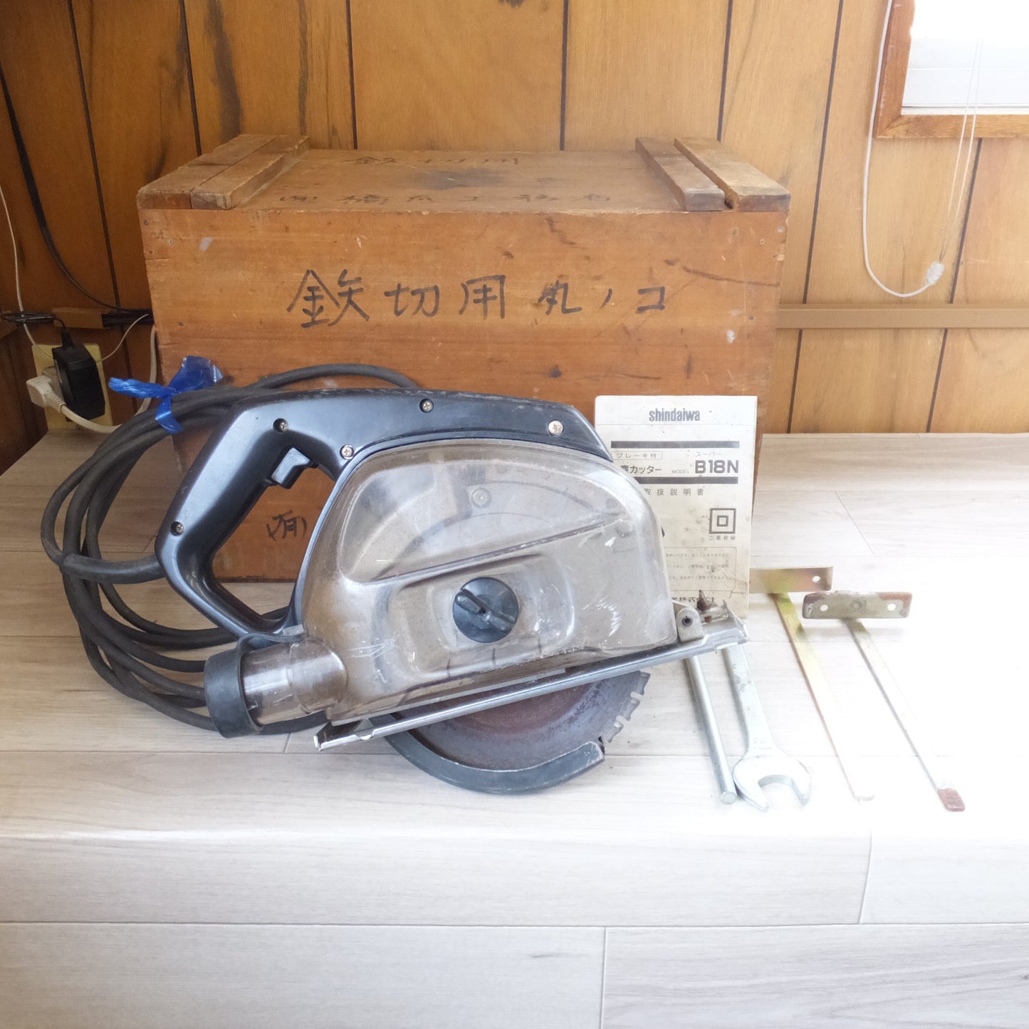 [送料無料] ★新ダイワ shindaiwa ブレーキ付 防塵カッター スーパー B18N-D　鋸刃径 φ180mm　最大切込深度 60mm　100V 50/60Hz★