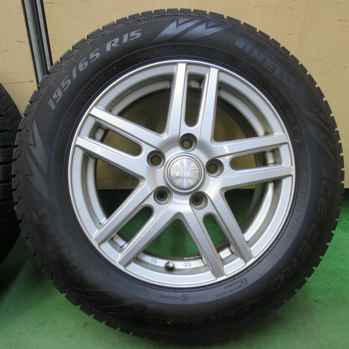 バリ溝！24年！9.5分以上★スタッドレス 195/65R15 ピレリ アイスゼロ アシンメトリコ ravrion ラブリオン 15インチ PCD114.3/5H★5122602イス