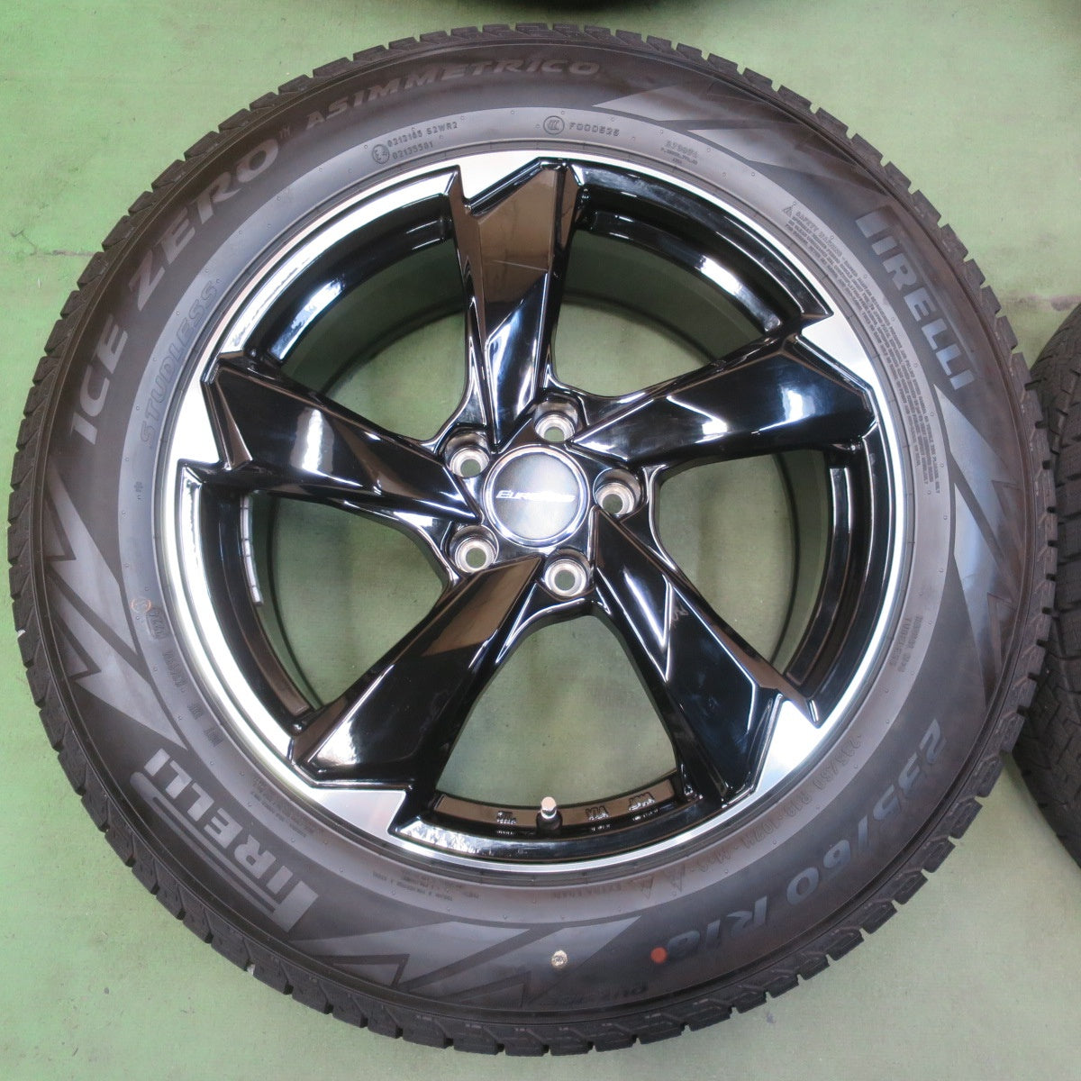 バリ溝！24年！キレイ！9.5分以上◎ワーゲン 等 EUROAXIS CROSS EDGE 235/60R18 スタッドレス ピレリ アイスゼロ アシンメトリコ 18インチ PCD112/5H◎6080603イス