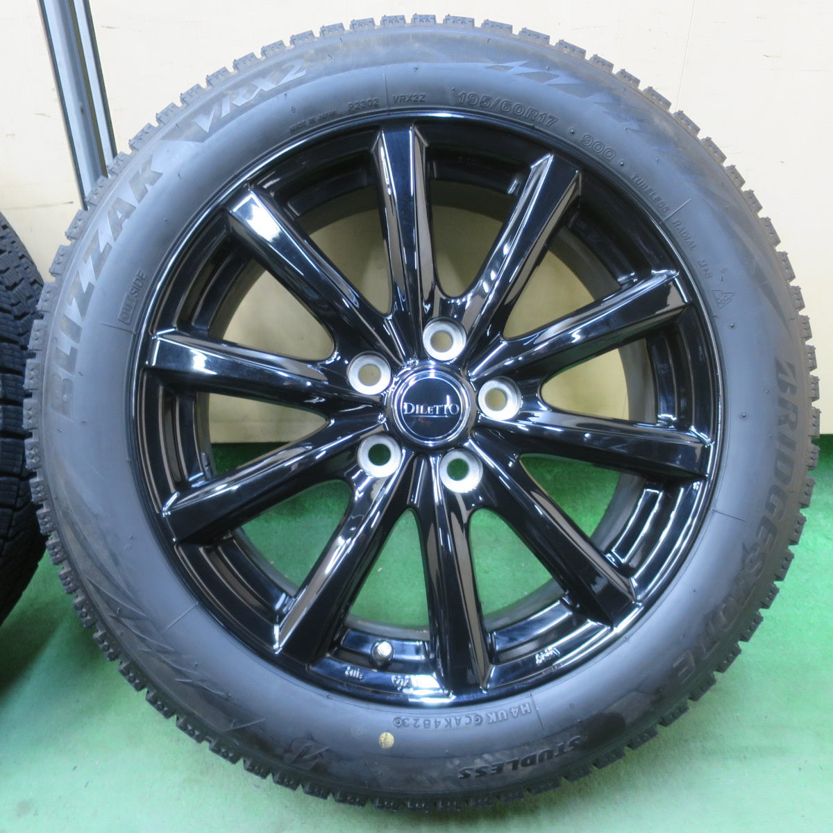 バリ溝！23年！キレイ！ほぼ10分★スタッドレス 195/60R17 ブリヂストン ブリザック VRX2 DILETTO ディレット 17インチ PCD114.3/5H★6022502イス