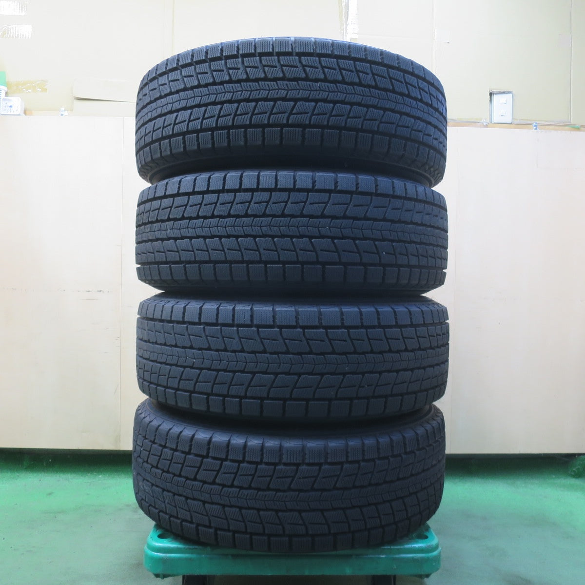 超バリ溝！22年！キレイ！ほぼ10分★スタッドレス 235/60R18 ダンロップ ウインターマックス SJ8 SJ8+ DUFACT デュファクト 18インチ PCD114.3/5H★6032702イス
