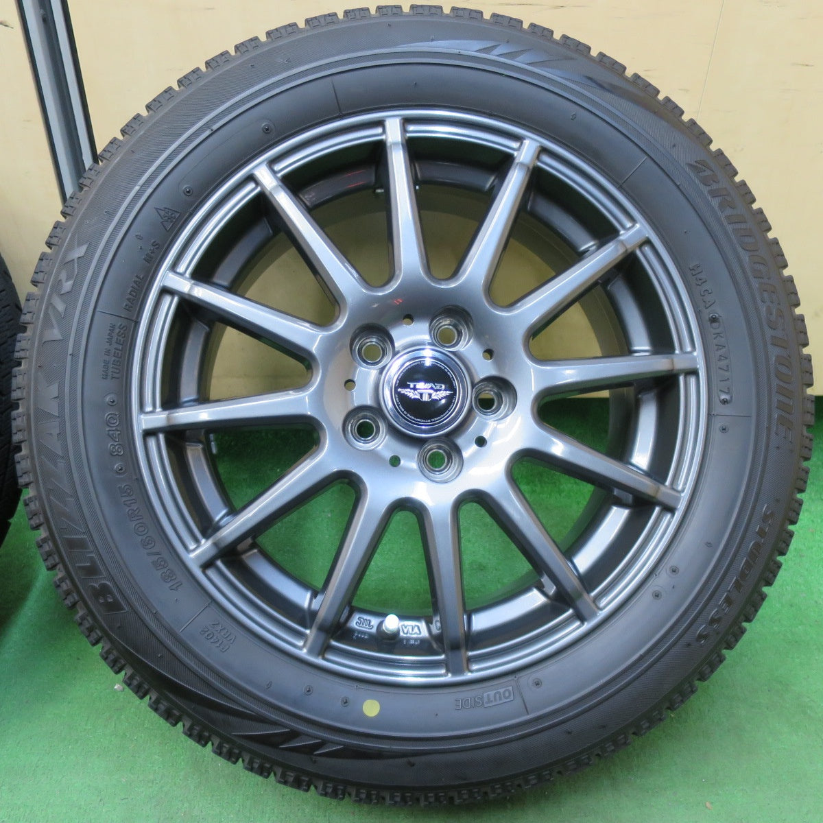 [送料無料] バリ溝！キレイ！8.5分★シエンタ 等 185/60R15 スタッドレス ブリヂストン ブリザック VRX TEAD テッド 15インチ PCD100/5H★5010309イス