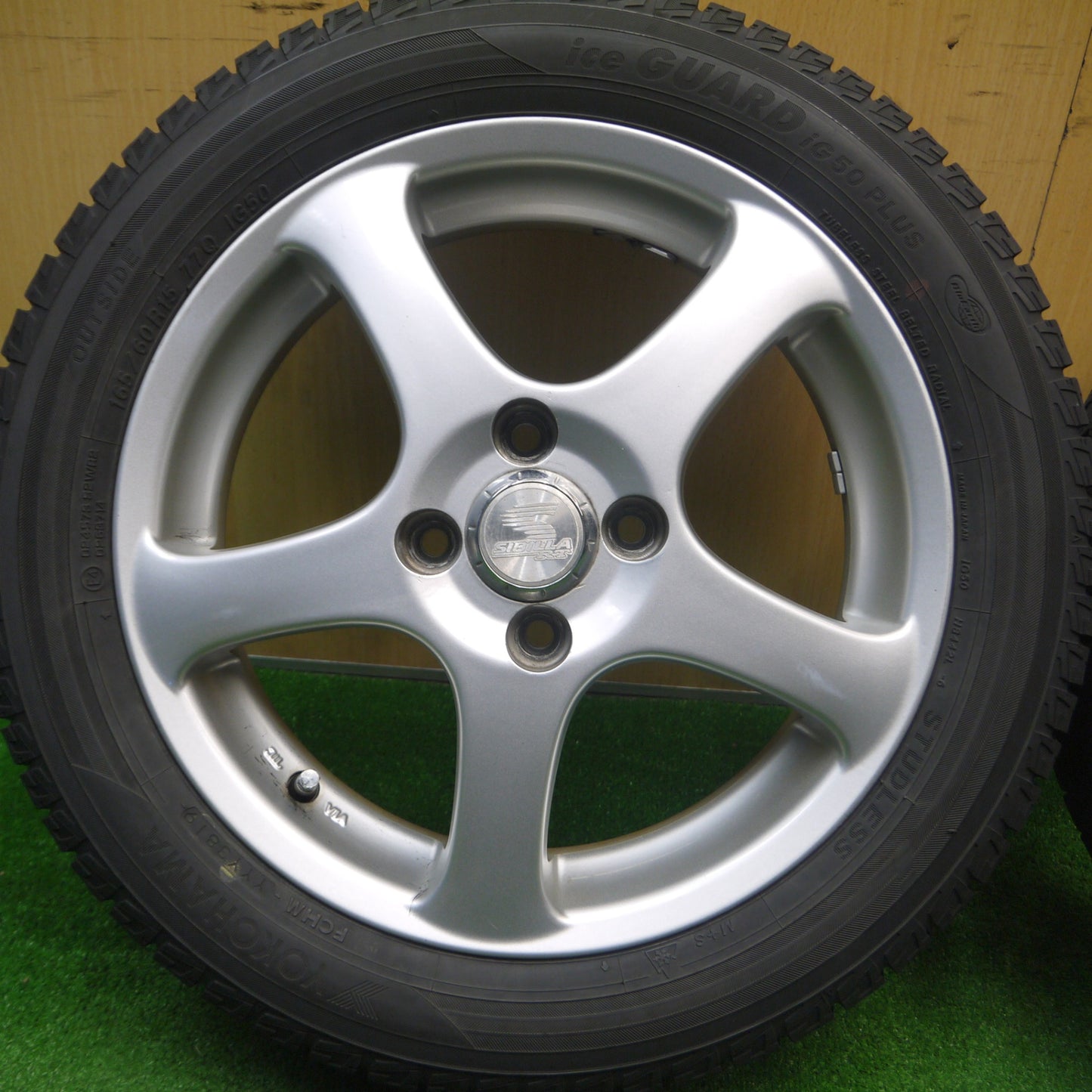 [送料無料] バリ溝！キレイ！9分★スタッドレス 165/60R15 ヨコハマ アイスガード iG50 プラス SIBILLA RT シビラ 15インチ ソリオ ハスラー 等 PCD100/4H★4120207Hス