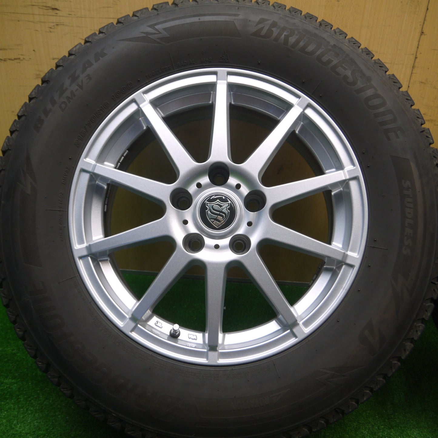 [送料無料] キレイ★スタッドレス 215/70R16 ブリヂストン ブリザック DM-V3 社外 アルミ 16インチ PCD114.3/5H★4091802Hス