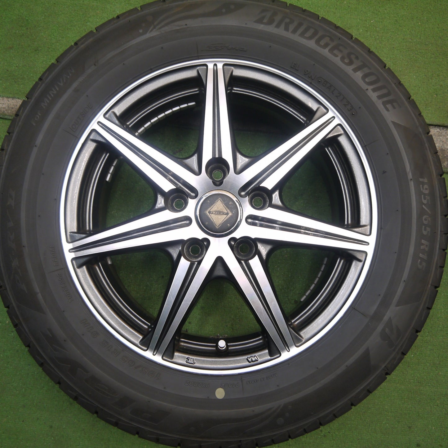 バリ溝！23年！9.5分★195/65R15 ブリヂストン プレイズ PX-RV2 RiZLEY ライツレー 15インチ PCD114.3/5H★5072203Hノ