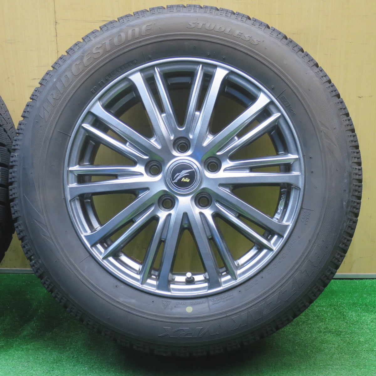バリ溝！9分★スタッドレス 215/60R16 ブリヂストン ブリザック VRX Fang ファング 16インチ PCD114.3/5H★5111312NJス