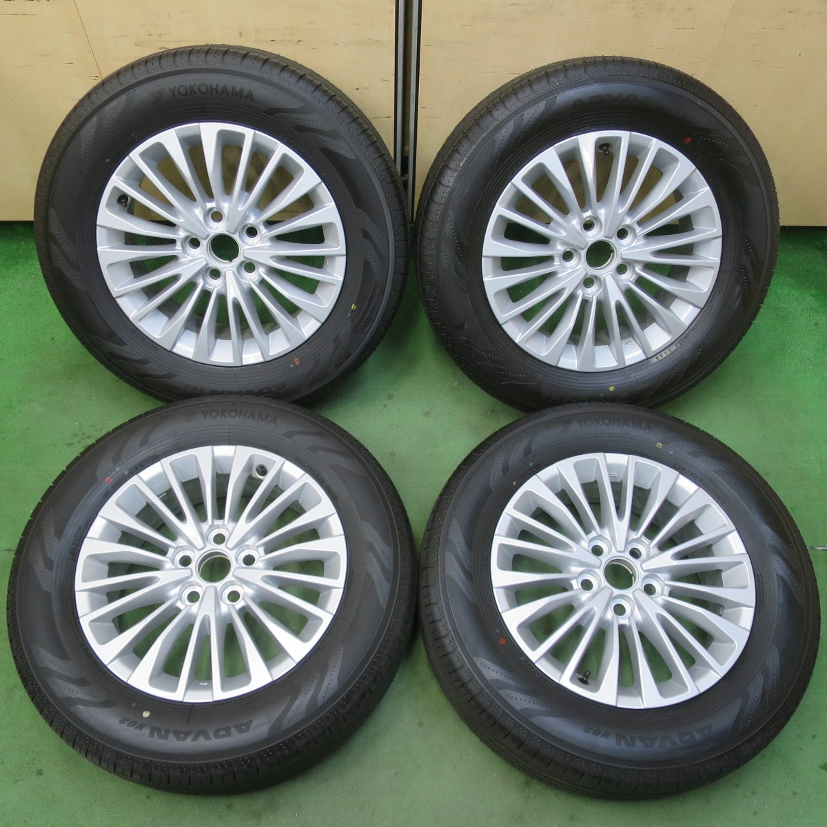 新車外し！25年★トヨタ 40系 アルファード ヴェルファイア 純正 225/65R17 ヨコハマ アドバン V03 17インチ PCD120/5H★6022508イノ