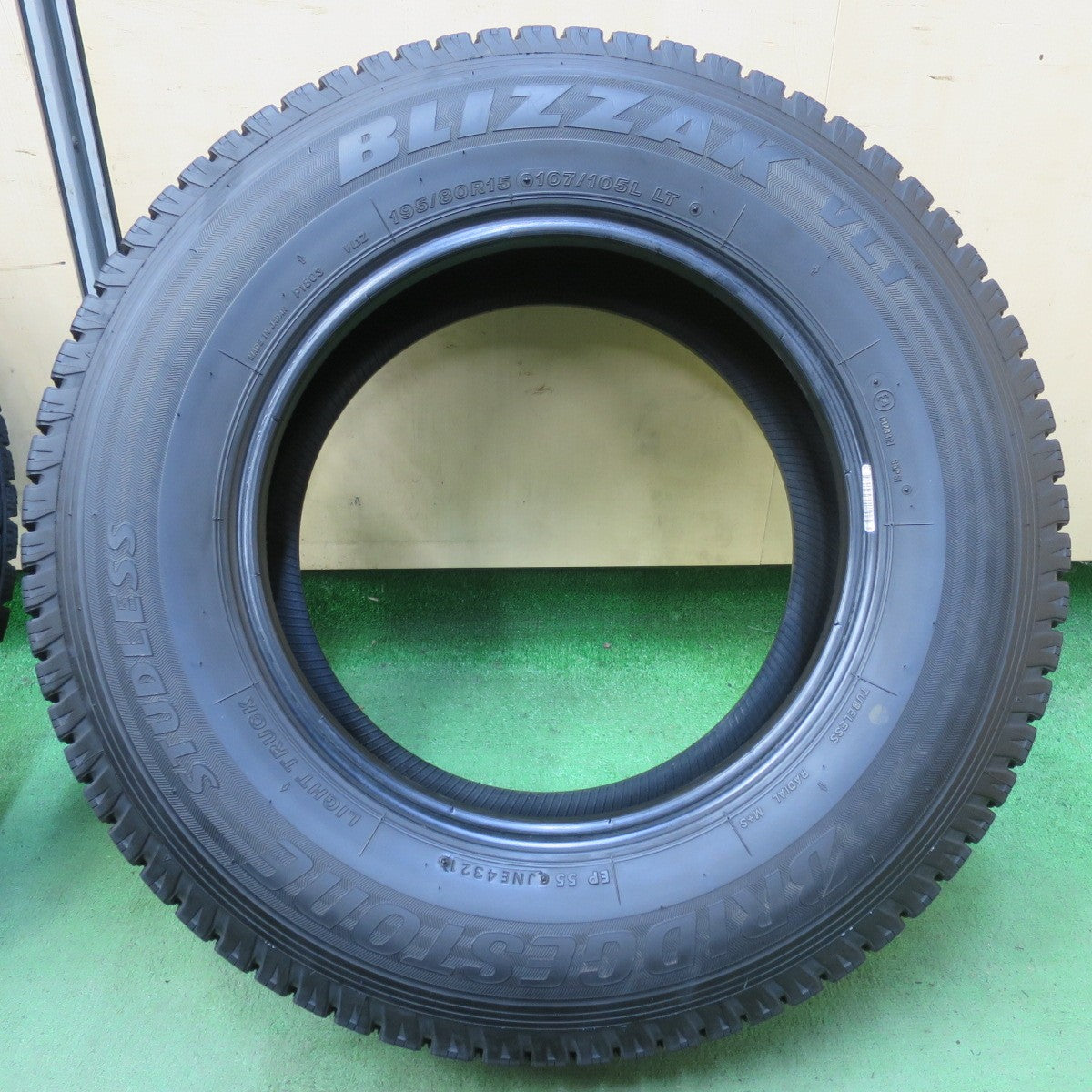 バリ溝！21年！9.5分★スタッドレス 195/80R15 107/105L ブリヂストン ブリザック VL1 タイヤ 15インチ ハイエース キャラバン 等★5100403イスタ