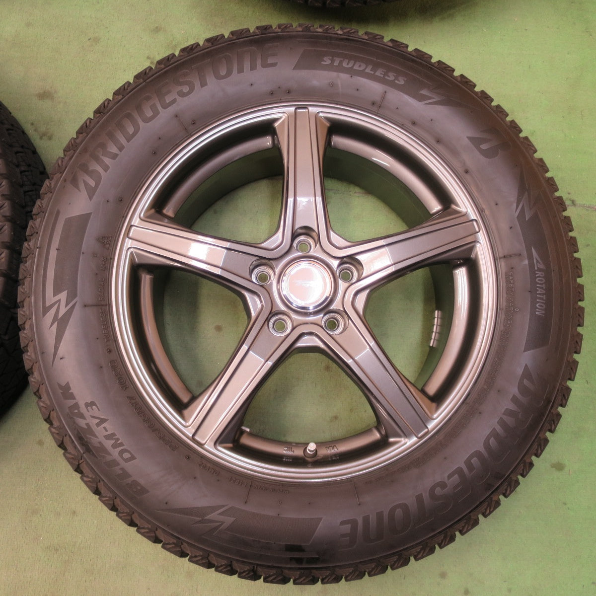 バリ溝！キレイ！9分★スタッドレス 225/65R17 ブリヂストン ブリザック DM-V3 TOPRUN トップラン 17インチ PCD114.3/5H★6031102イス