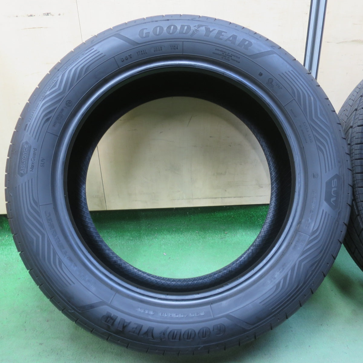 バリ溝！24年！9.5分★235/55R18 グッドイヤー Assurance MaxGuard SUV タイヤ 18インチ ハリアー ヴァンガード 等★6052307イノタ