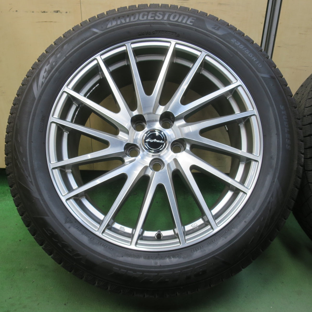 バリ溝！キレイ！9.5分★レクサス 等 235/55R19 スタッドレス ブリヂストン ブリザック VRX3 Lefinada レフィナーダ 19インチ PCD120/5H★6042306イス
