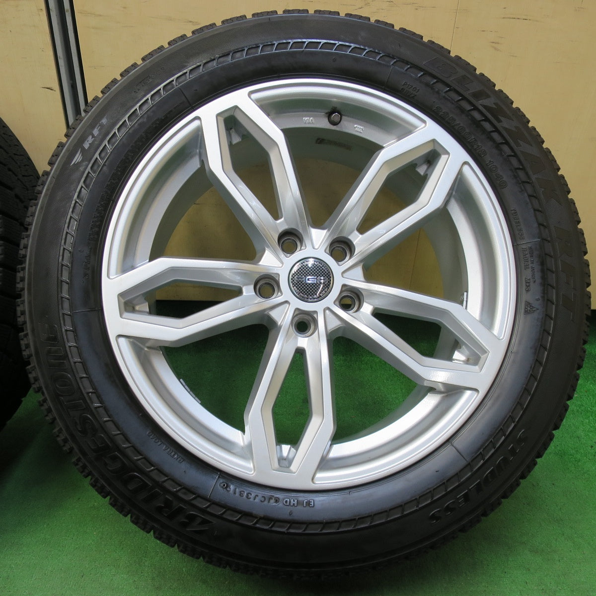 [送料無料] バリ溝！キレイ！8.5分★BMW 等 AGA Welt ヴェルト 225/60R18 スタッドレス ブリヂストン ブリザック RFT 18インチ PCD112/5H★4102201イス