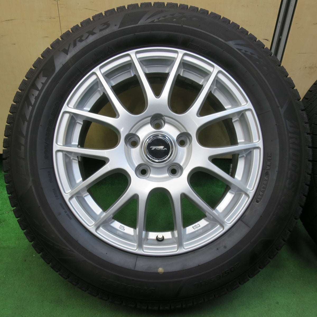 [送料無料] バリ溝！21年！キレイ！ほぼ10分★スタッドレス 205/65R16 ブリヂストン ブリザック VRX3 TOPRUN トップラン 16インチ PCD114.3/5H★5011110イス
