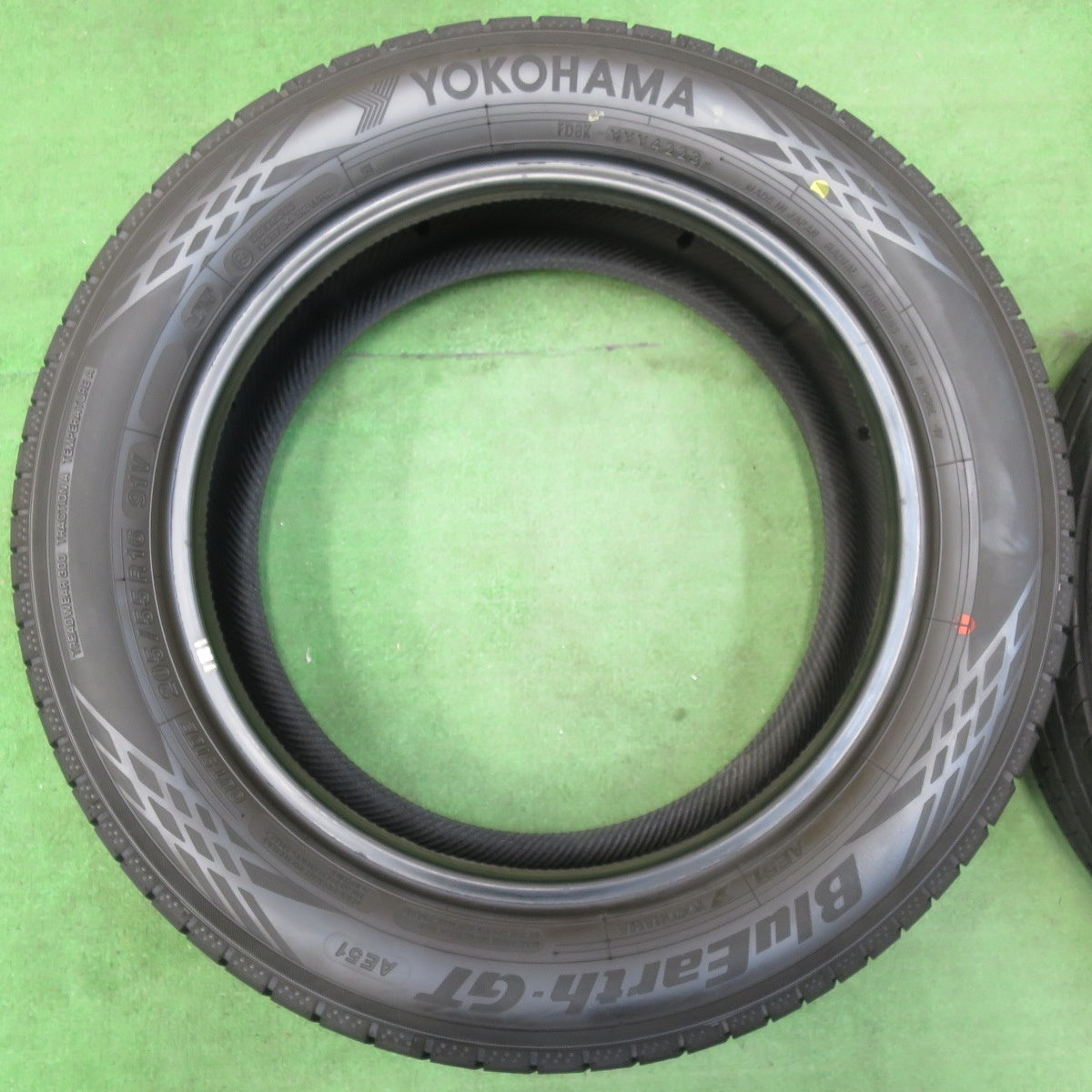 [送料無料] 新車外し！23年★205/55R16 ヨコハマ BluEarth-GT AE51 タイヤ 16インチ ブルーアースGT インプレッサ オーリス 等★4112904イノタ