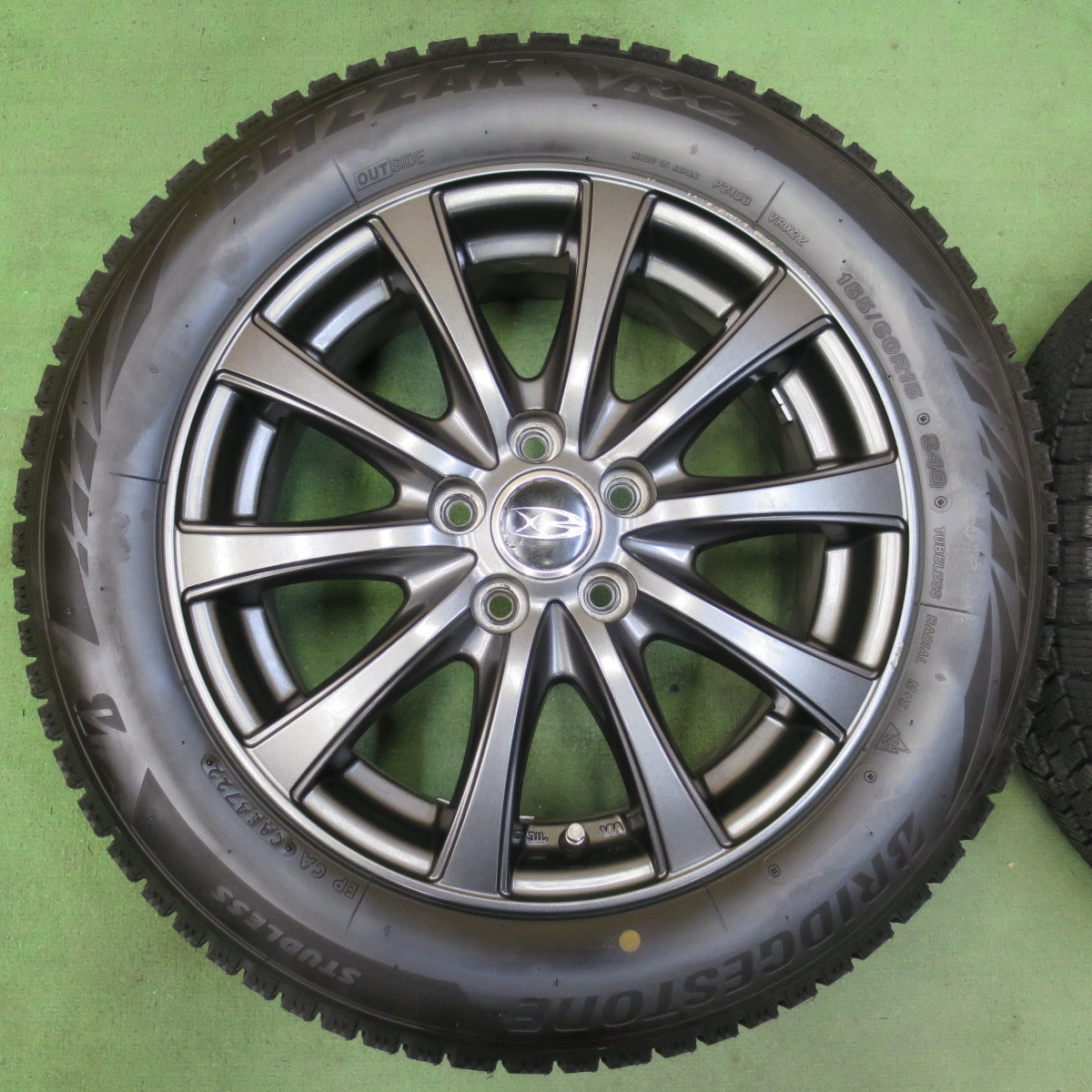 バリ溝！22年！キレイ！ほぼ10分★シエンタ 等 185/60R15 スタッドレス ブリヂストン ブリザック VRX2 Exsteer エクスター 15インチ PCD100/5H★5082905イス