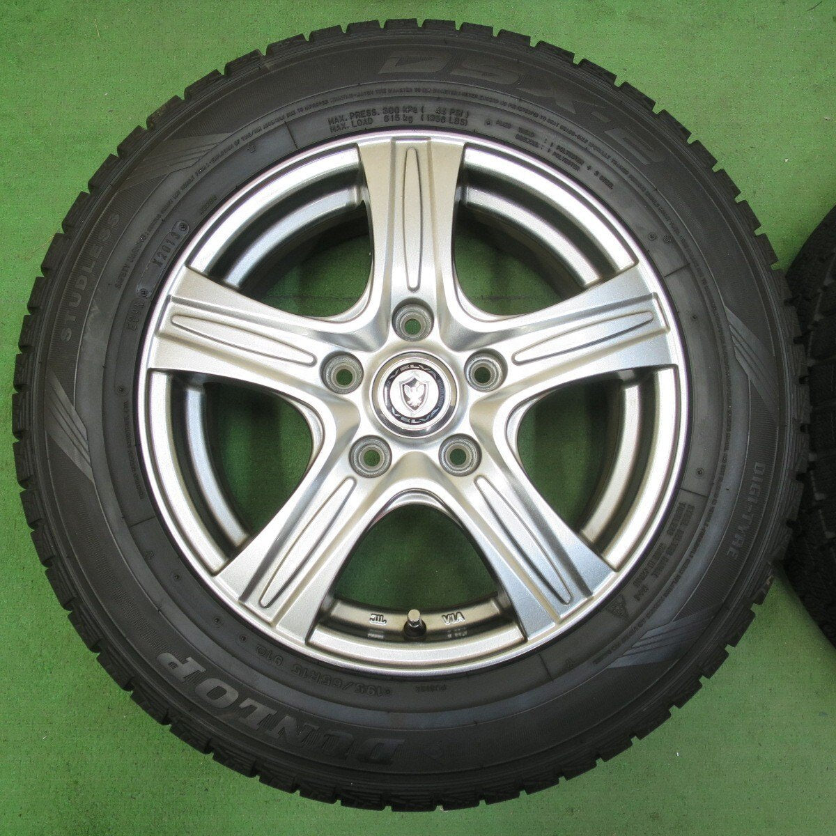 バリ溝！キレイ！9.5分★スタッドレス 195/65R15 ダンロップ DSX-2 VELVA ヴェルヴァ 15インチ PCD114.3/5H★5021103イス