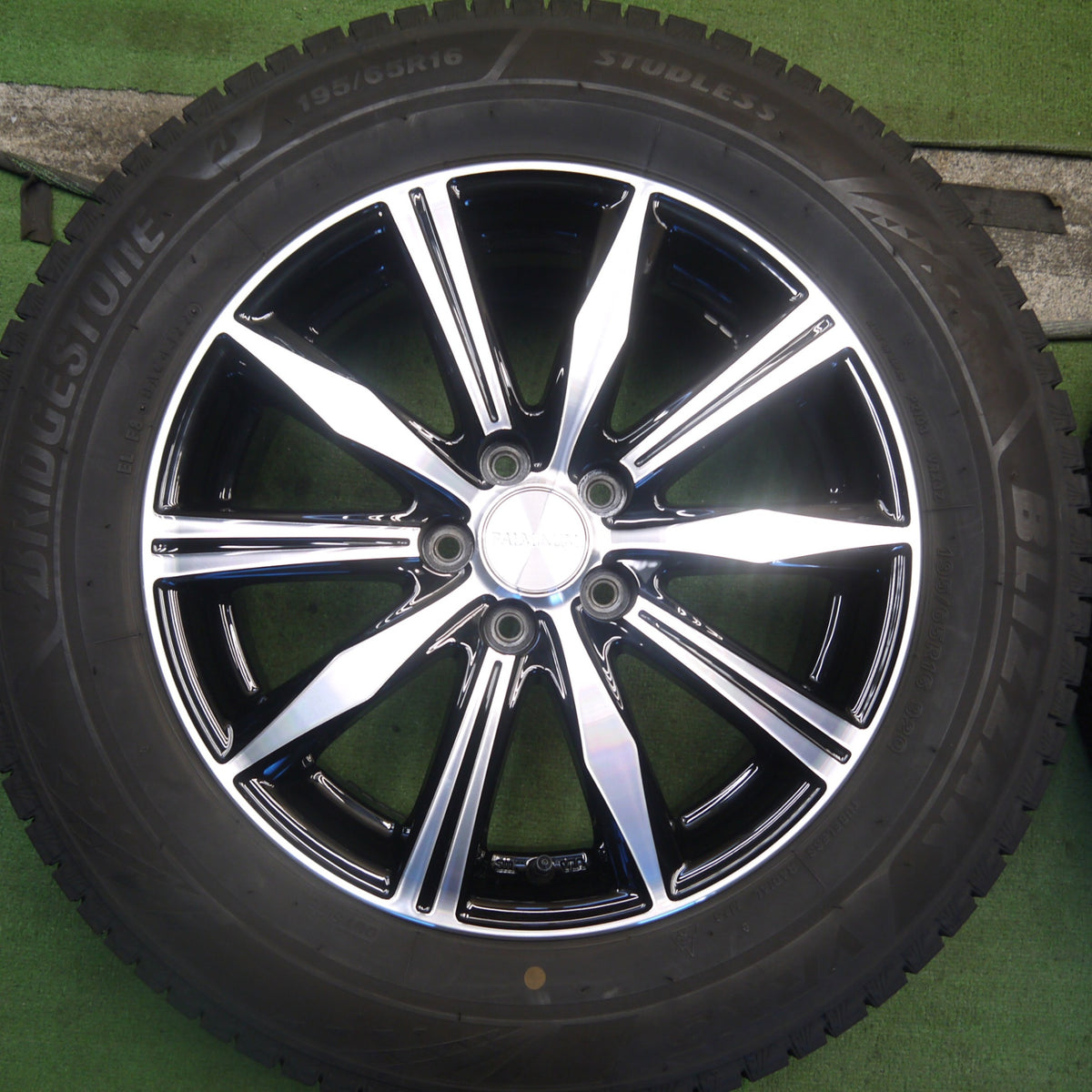 バリ溝！22年！キレイ！9分◎ライズ ロッキー 等 195/65R16 スタッドレス ブリヂストン ブリザック VRX3 BALMINUM K10 バルミナ 16インチ PCD100/5H◎6083102Hス