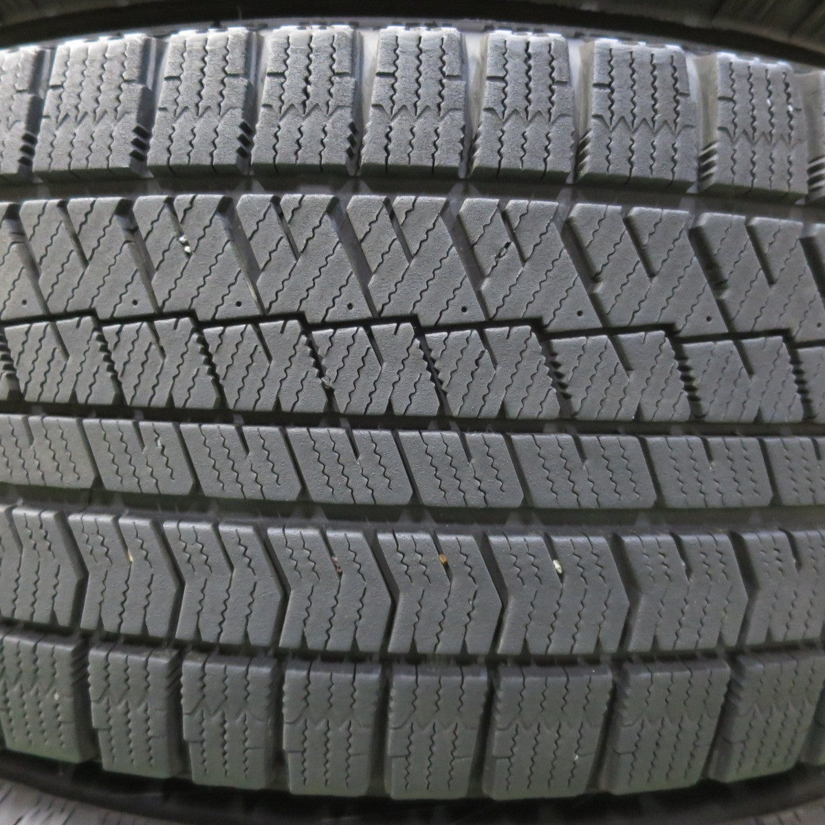 バリ溝！22年！キレイ！8.5分★スタッドレス 225/55R18 ブリヂストン ブリザック VRX2 ECO FORME エコフォルム 18インチ PCD114.3/5H★5063012イス