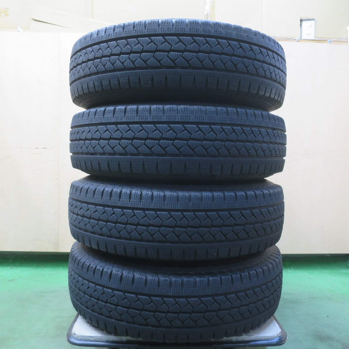 バリ溝！キレイ！9.5分◎スタッドレス 195/80R15 107/105L ブリヂストン ブリザック VL1 TWS Granverd NEO グランヴァード 15インチ PCD139.7/6H◎6062411イス