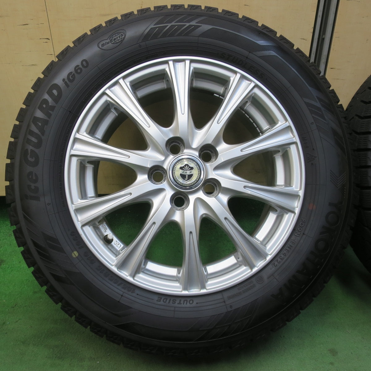 バリ溝！22年！キレイ！9.5分★プリウス 等 195/65R15 スタッドレス ヨコハマ アイスガード iG60 JOKER ジョーカー 15インチ PCD100/5H★6022108イス