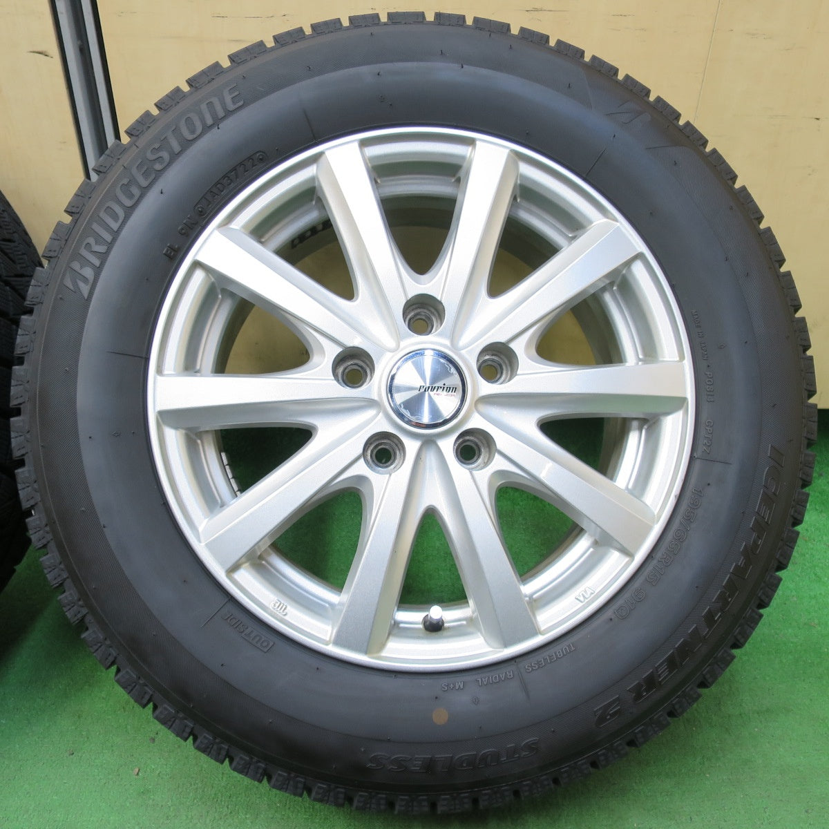 [送料無料] バリ溝！22年！キレイ！9.5分以上★スタッドレス 195/65R15 ブリヂストン アイスパートナー2 ravrion RS01 ラブリオン 15インチ PCD114.3/5H★4112705イス