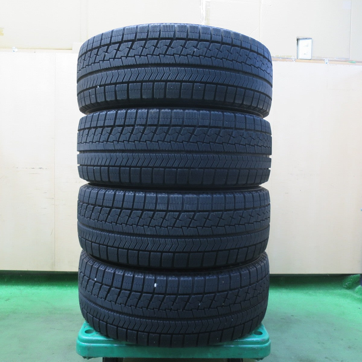 バリ溝！キレイ！9.5分★アウディ Q2 純正 215/55R17 スタッドレス ブリヂストン ブリザック VRX 17インチ PCD112/5H★5111502イス