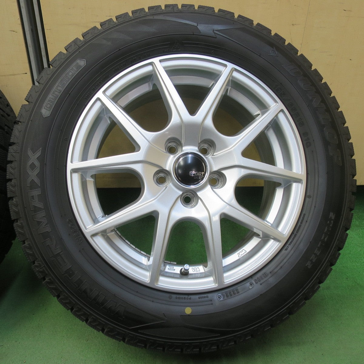 バリ溝！24年！キレイ！9.5分★プリウス 等 195/65R15 スタッドレス ダンロップ ウインターマックス WM02 SPORT DAISY スポルト デイジー 15インチ PCD100/5H★6042006イス