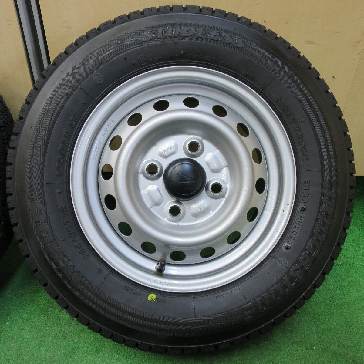 [送料無料] ほぼ未使用！22年★ダイハツ ハイゼット 純正 スチール 145/80R12 80/78N スタッドレス ブリヂストン W300 12インチ PCD100/4H★4100710イス