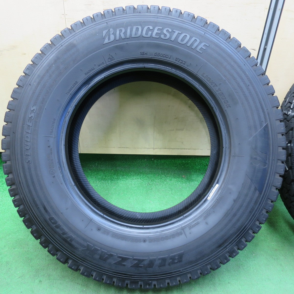 [送料無料] バリ溝！22年！8.5分★スタッドレス 195/80R15 107/105N ブリヂストン ブリザック VL10 タイヤ 15インチ ハイエース キャラバン 等★4110806イスタ