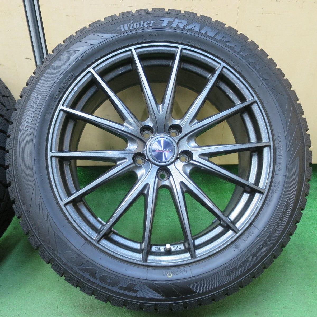 バリ溝！21年！キレイ！9.5分以上★スタッドレス 235/55R19 トーヨー ウインター トランパス TX VELVA SPORTZ ヴェルヴァ 19インチ PCD114.3/5H★5040702イス