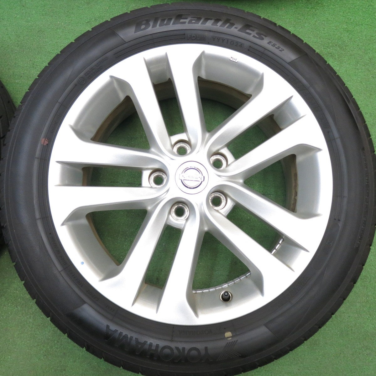 ほぼ未使用！24年★日産 ジューク 純正 215/55R17 ヨコハマ BluEarth-ES ES32 ブルーアース 17インチ PCD114.3/5H★6041211HAノ