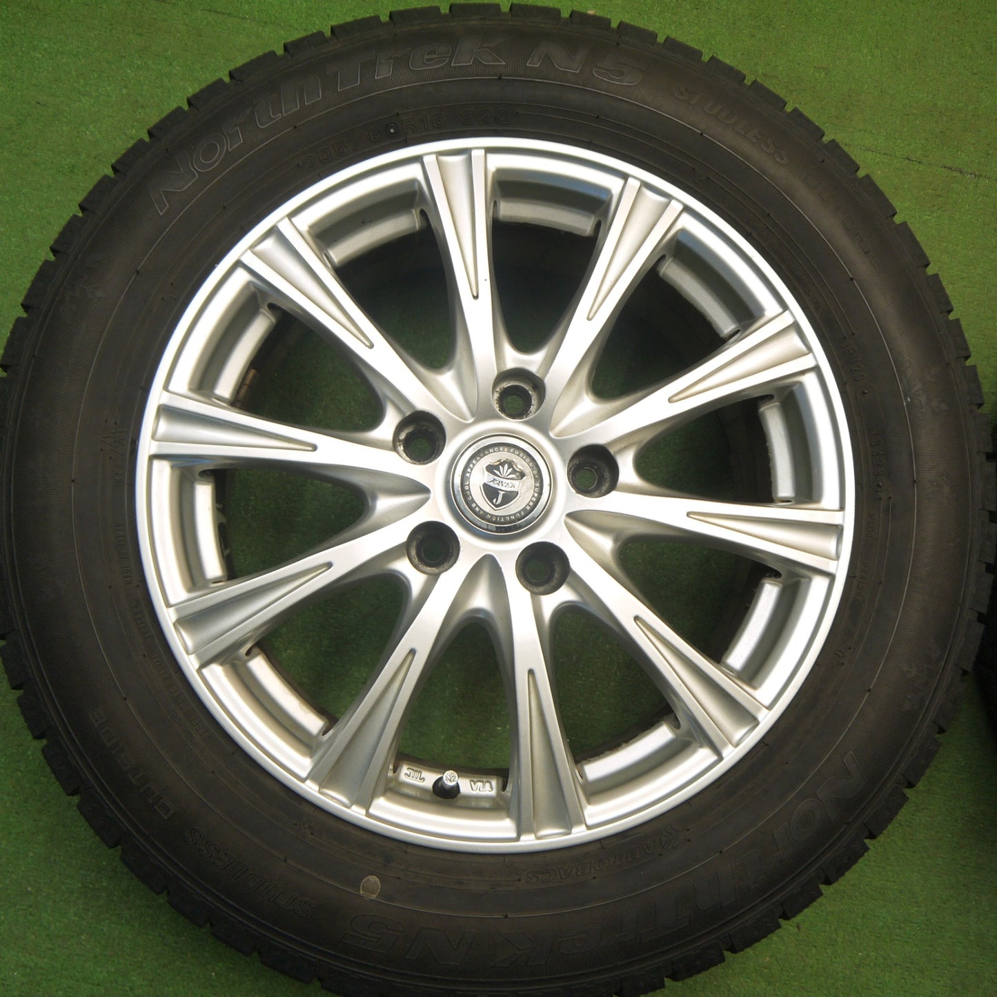 バリ溝！23年！キレイ！8.5分★スタッドレス 205/60R16 オートバックス ノーストレック N5 JOKER ジョーカー 16インチ PCD114.3/5H★6011901Hス
