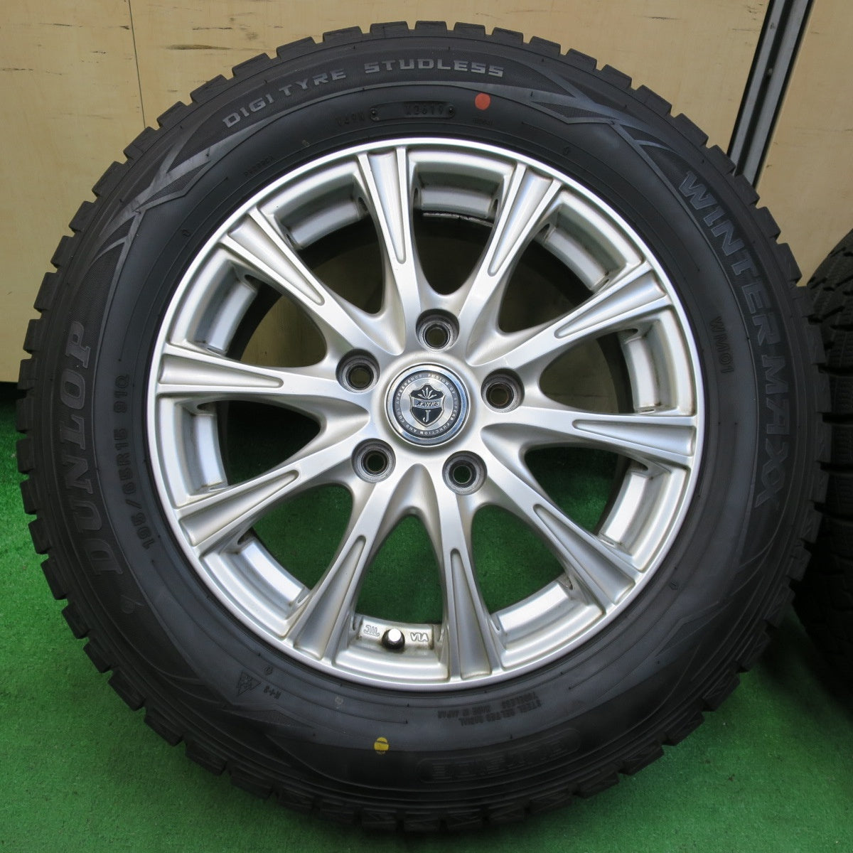 *送料無料* バリ溝！9.5分以上★スタッドレス 195/65R15 ダンロップ ウインターマックス WM01 JOKER ジョーカー 15インチ PCD114.3/5H★4061104イス