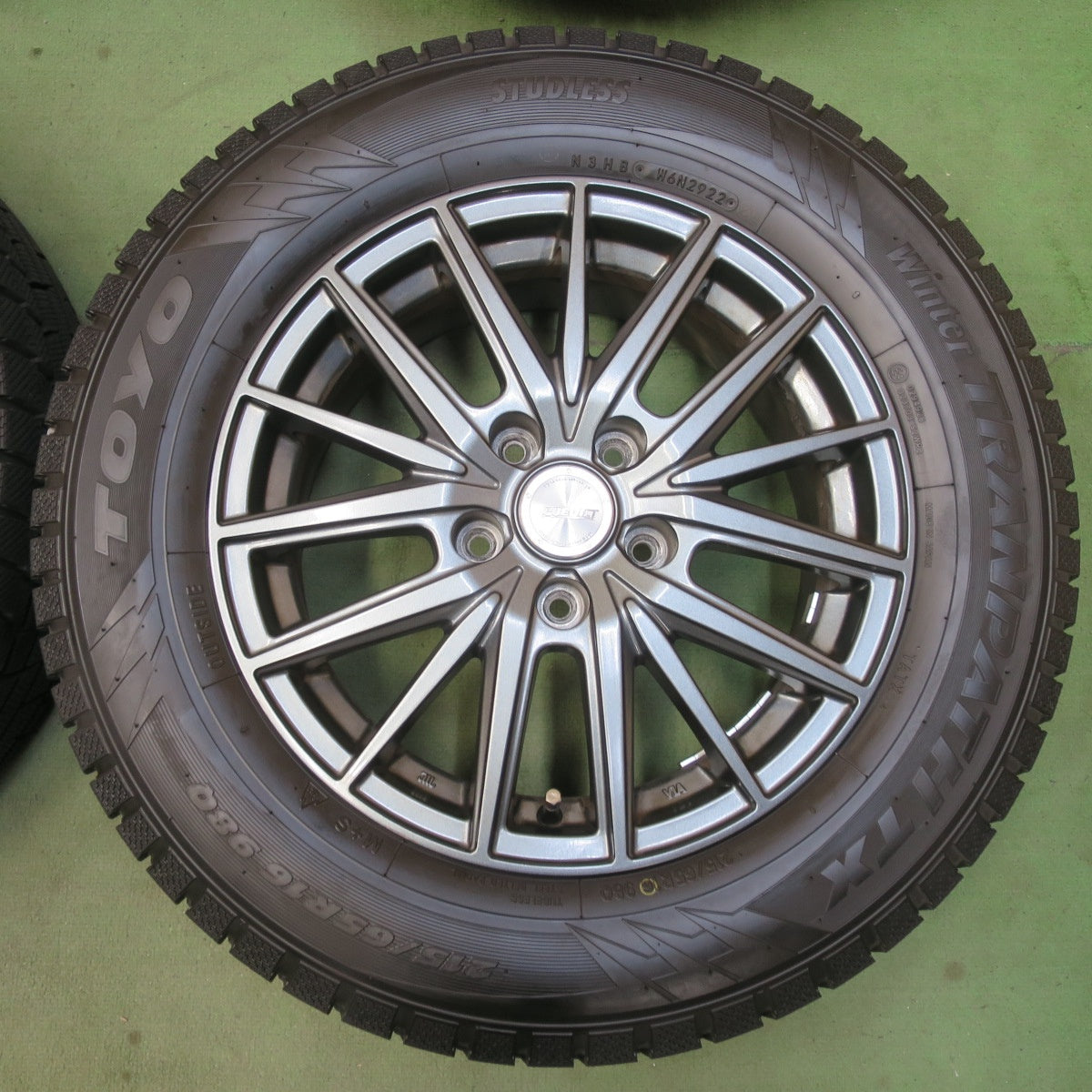 バリ溝！22年！9.5分以上★スタッドレス 215/65R16 トーヨー ウインター トランパス TX PREDICT 社外 アルミ 16インチ PCD114.3/5H★6051005イス