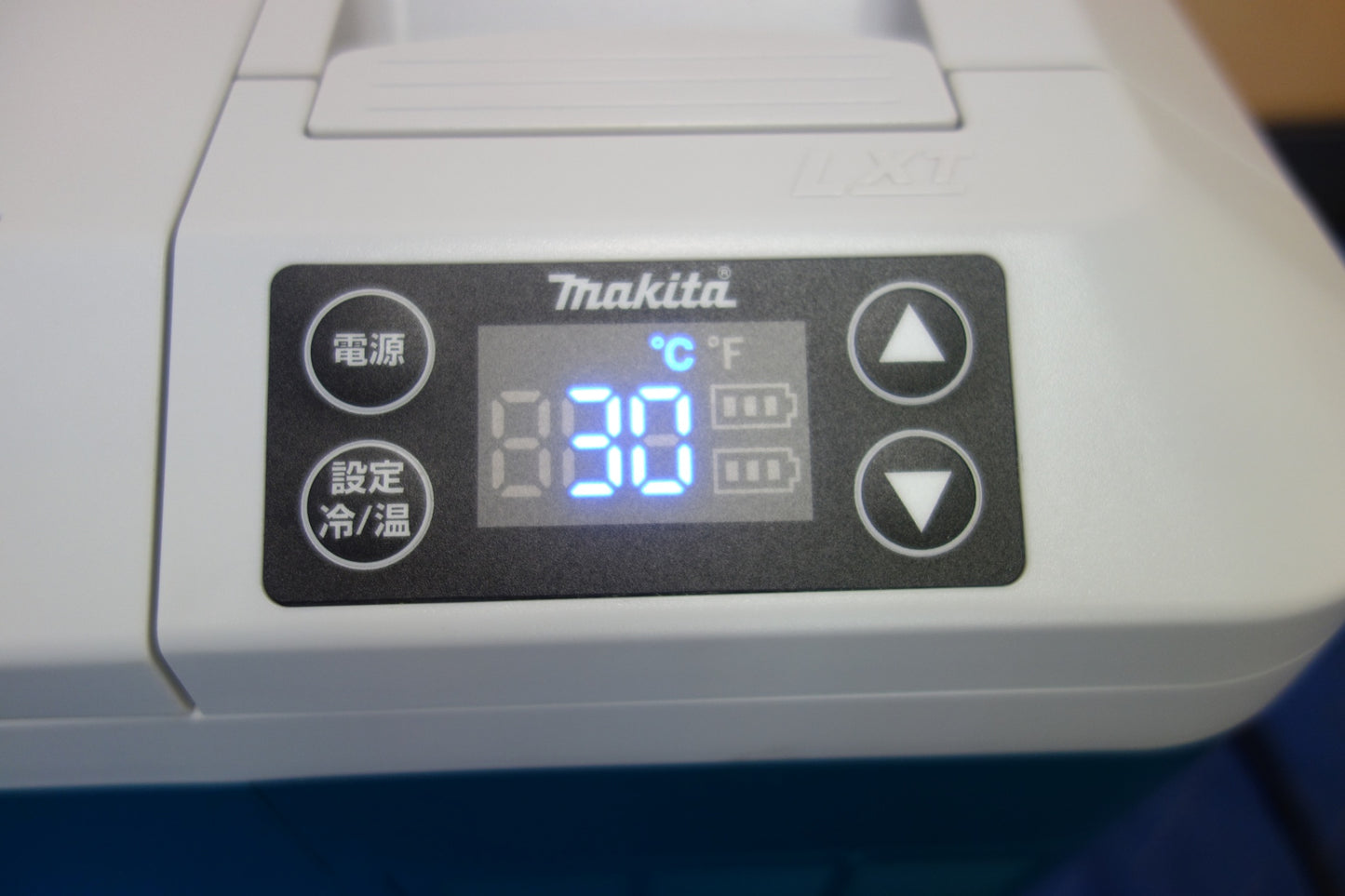 [送料無料] 美品！付属品付き☆マキタ 充電式 保冷温庫 CW180D 容量 20L ポータブル 保冷庫 保温庫 クーラーボックス makita☆