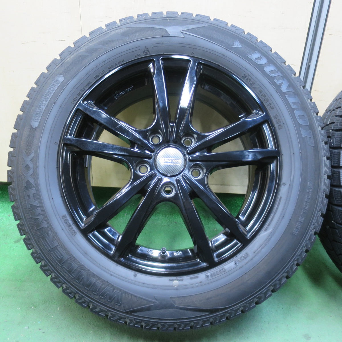 バリ溝！キレイ！9.5分★スタッドレス 205/65R16 ダンロップ ウインターマックス WM02 BAHNS TECH BLEST ブレスト 16インチ PCD114.3/5H★6012805イス