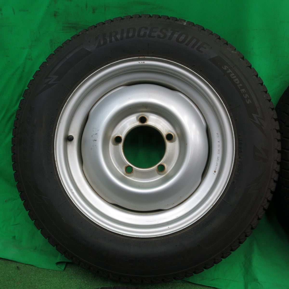 *送料無料* 4本価格！21年★スズキ ジムニー 純正 スチール 175/80R16 スタッドレス ブリヂストン ブリザック DM-V3 PCD139.7/5H★4050103ナス